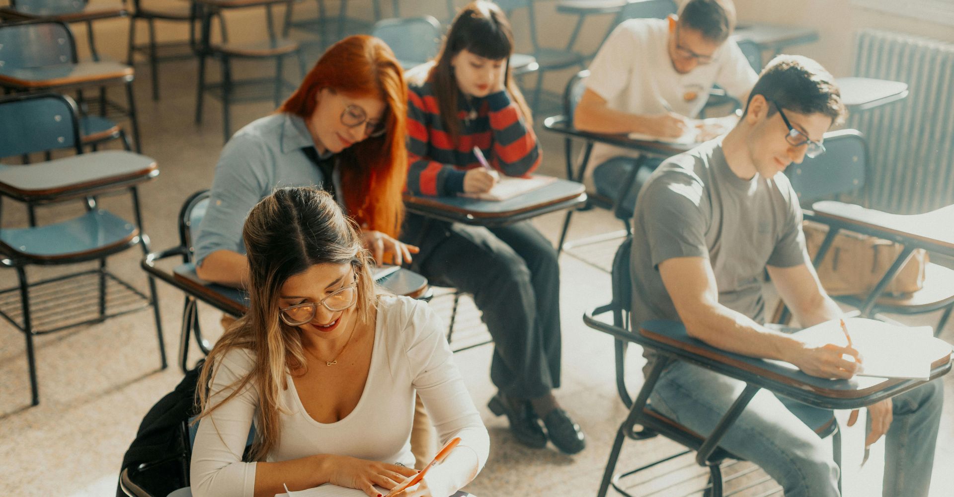 Estudiantes preparando oposiciones en una clase de Centro Tutorial en Zaragoza